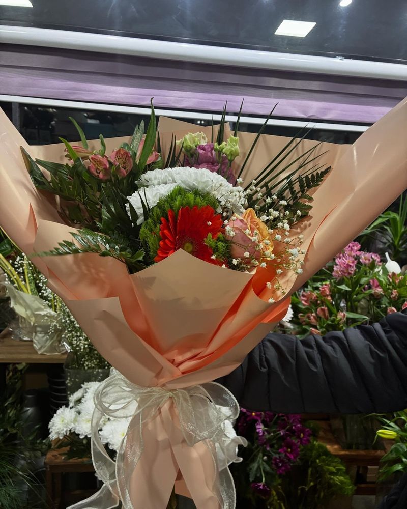 Подарочен букет во меки пастелни тонови