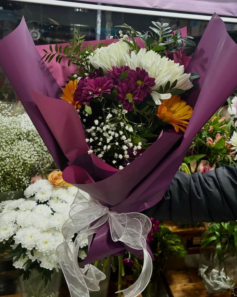 Модерен букет со природно зеленило