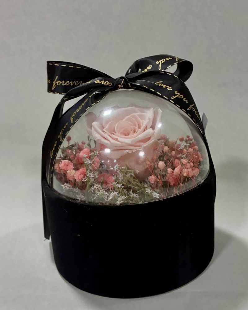 Цветен аранжман со премиум стебла и текстури