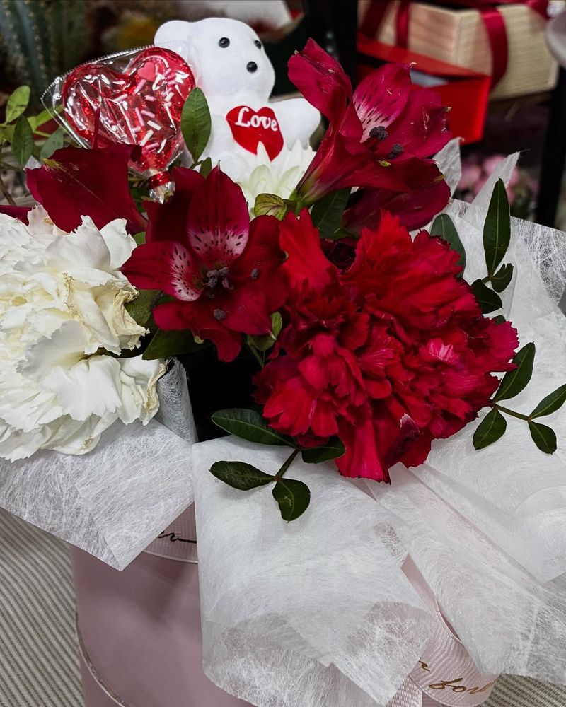 Сезонски цветен аранжман со богати текстури