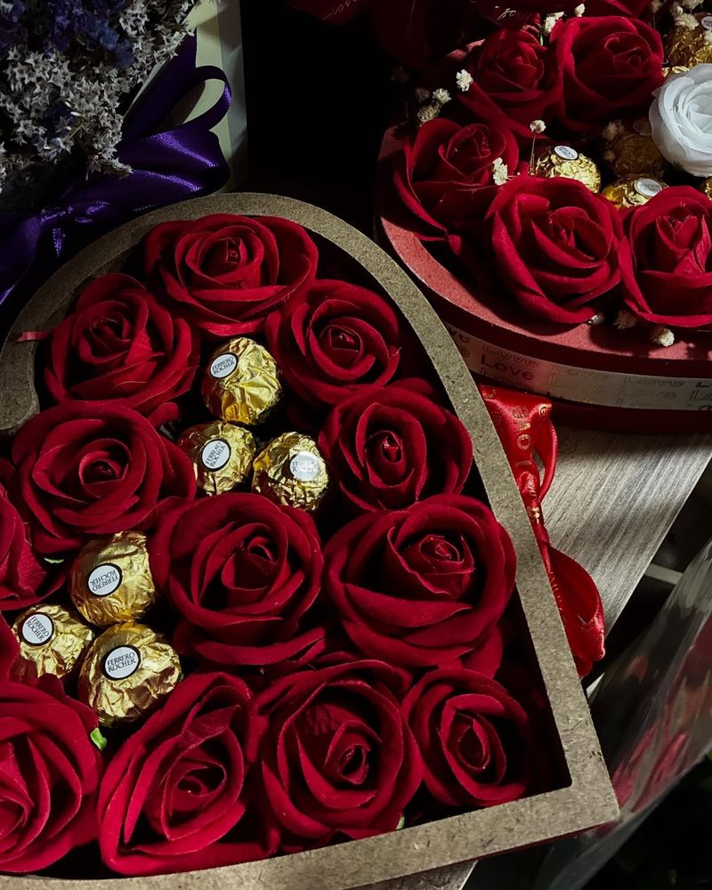 Нежни цветови во префинета обвивка